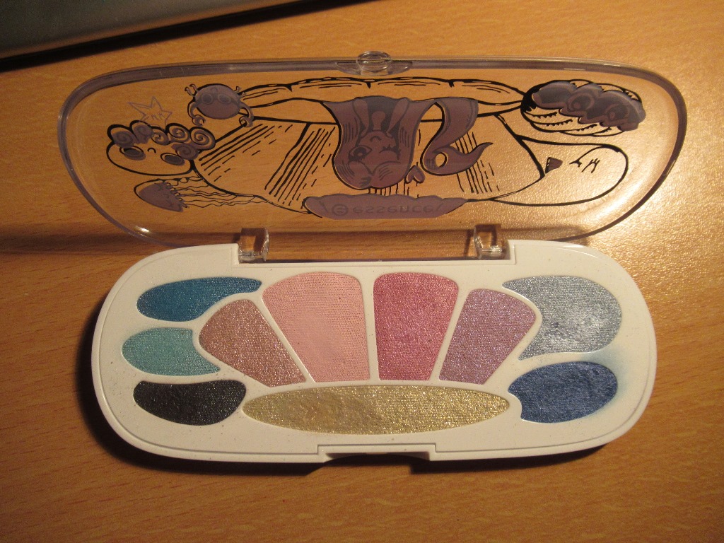 essence - mermaid eyeshadow box - 03 - my shell is my castle open
