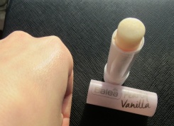balea lippen pflege review pearly vanilla lip balm lip balsam dm drogerie markt glitter