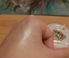 essence glazed donut highlighter swatch review
